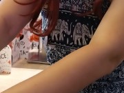 Orgasmo in pubblico al ristorante nel centro commerciale indossando un vibratore per la rossa Arty