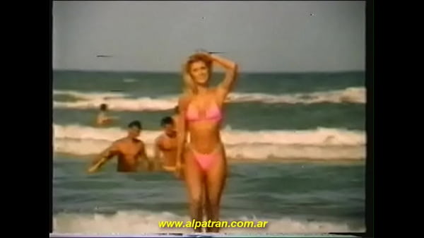 JANINE LINDEMULDER en super biquini 4 min