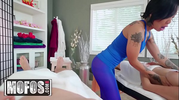 (Brenna Sparks, Honey Gold) - Group Rate Massag - MOFOS 12 min